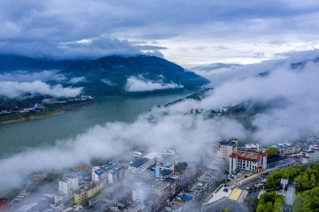 在巴东邂逅巫峡雨后仙境