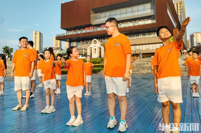 “爱在青岛的街头”快闪上演，老青少三代用歌舞燃动夏日