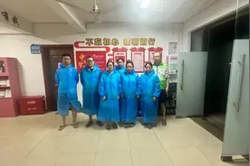 迎战“贝碧嘉”，宝山党员共筑防御台风“红色屏障”图片