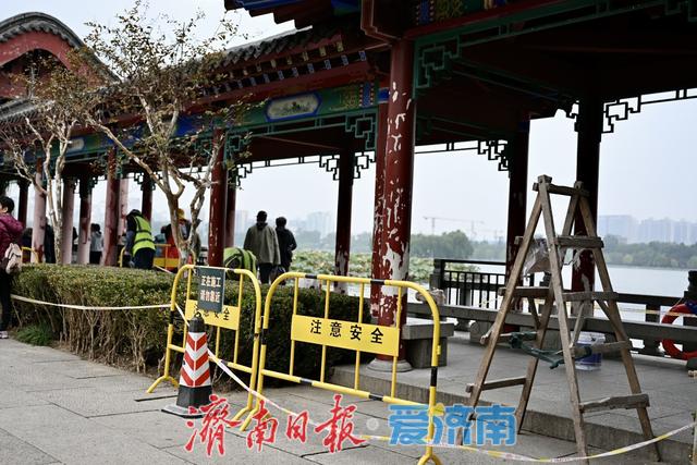 亭台水榭换“新衣”，大明湖这处亭子正在保养中