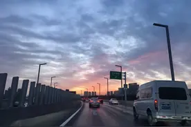 惊艳！郑州今晨天空再现朝霞满天美景图片