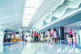 “1人带3娃登机被拒”引热议，1名成人可带几名儿童登机？图片