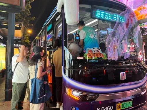 国庆浙江文旅交出546亿答卷：反向游让县域变顶流，错峰游激活夜间经济新动能