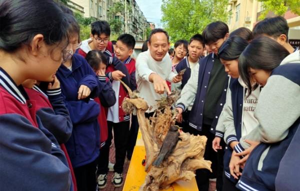以科技为媒 育创新之苗——舞钢市首届全国科普月暨科技文化节精彩启幕
