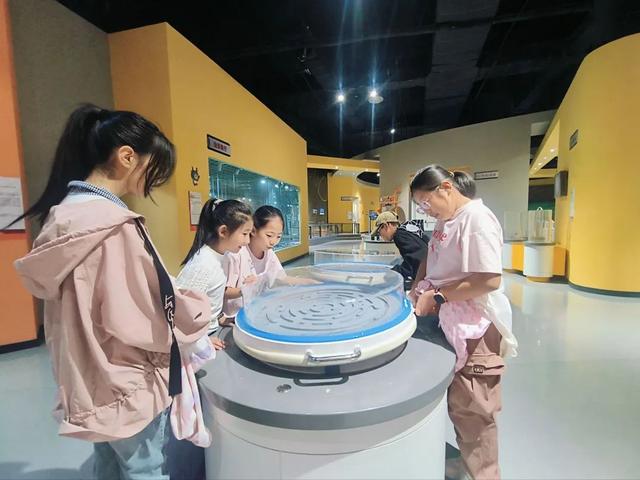 城东区 林家崖街道办事处：探索科技奥秘点燃青春梦想