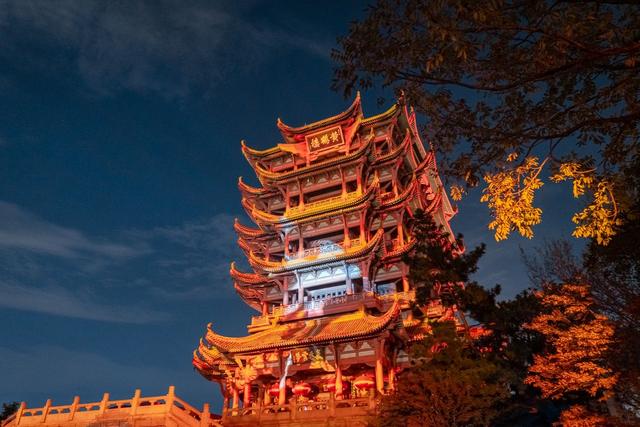 全球汉服出行日，“夜上黄鹤楼”流光溢彩