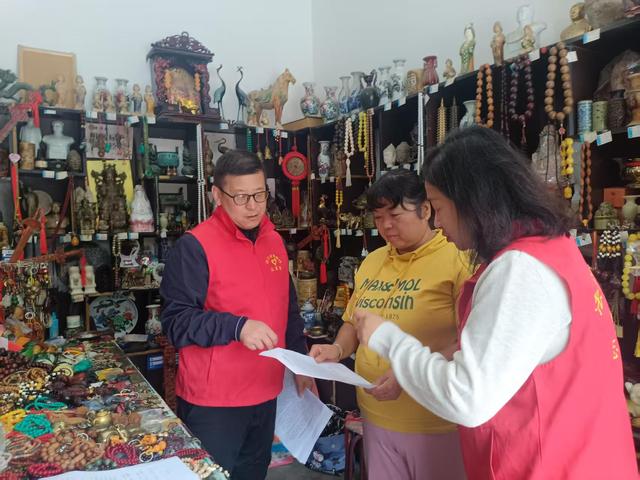 法门寺博物馆开展“文明旅游 诚信经营”宣传志愿服活动  “您好，这是文明旅游诚信经营倡议书，请你学习一下”。