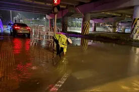 与暴雨竞速！长沙交警全力保障道路畅通图片