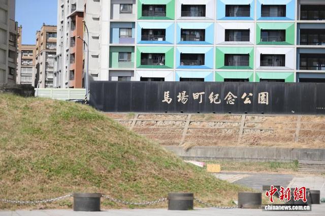 台湾青年在马场町纪念公园缅怀先烈