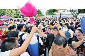 高考场上的温情瞬间图片