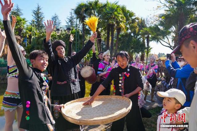 云南昆明：游客“十月年”沉浸式体验哈尼族文化