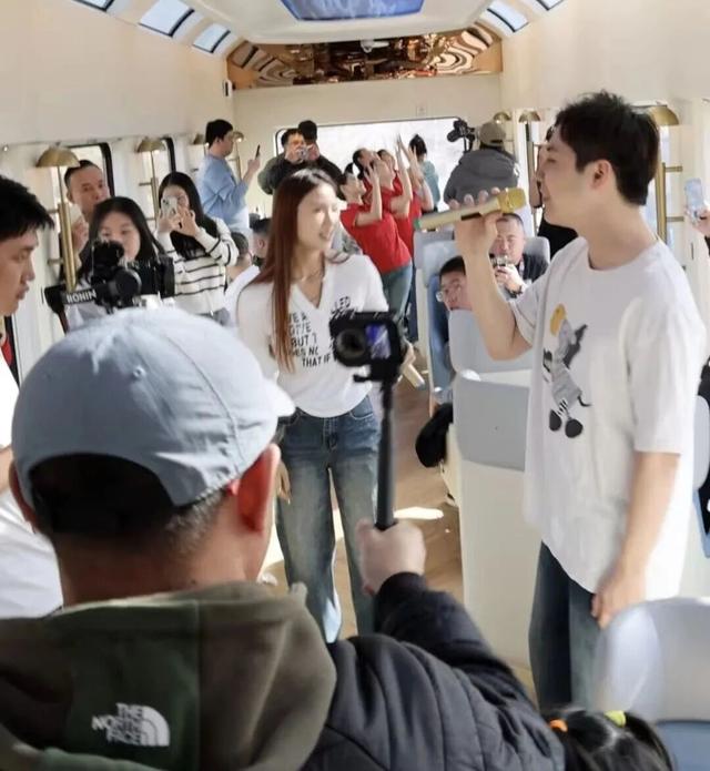 “遇见艺术”快闪小分队亮相“星光·燕赵号”旅游专列