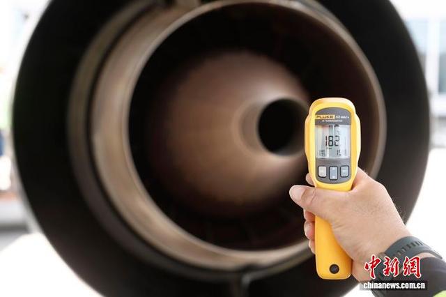 机坪最高温近60℃ 上海机场人辛勤坚守保障旅客顺畅出行