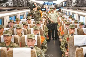 厦门应征入伍新兵分批奔赴军营图片