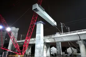 35米长、208吨重，沪宁合高铁跨连镇高铁首跨钢横梁吊装完成图片