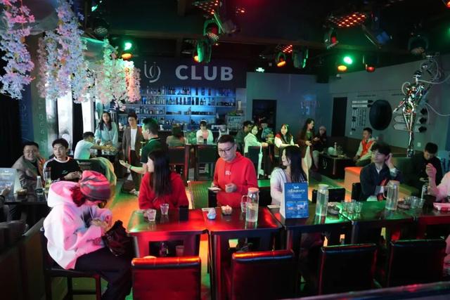 青春就要这“young”玩出“趣” | 在Citywalk中寻找同频“搭子”