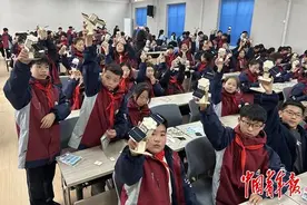 “萤火虫”飞近乡村娃图片