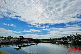 暴雨过后  天空碧蓝如洗图片