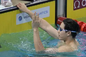 （体育）游泳——游泳世界杯新加坡站：覃海洋追平男子100米蛙泳赛会纪录夺冠图片