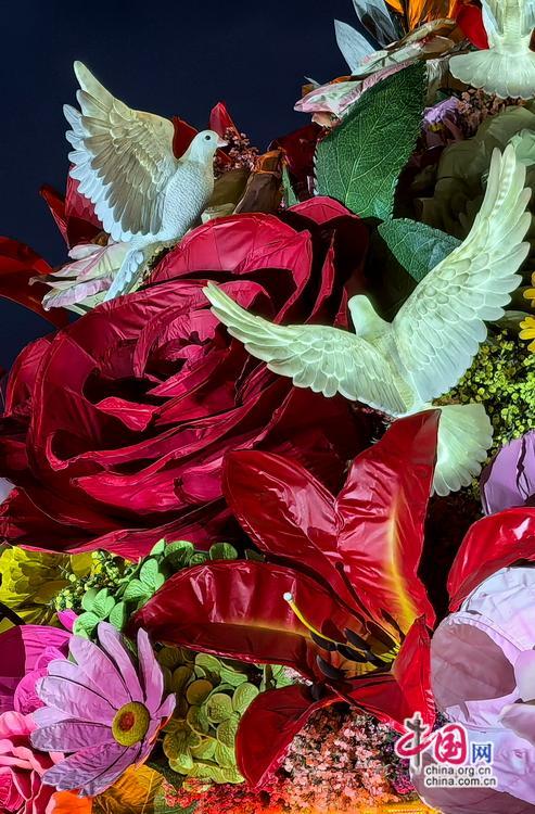 天安门广场“祝福祖国”大花篮璀璨亮灯(图)
