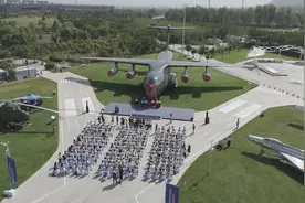 “胖妞”头戴大红花亮相，总师说“我们能造出更大的飞机”图片