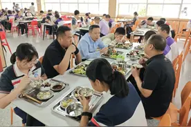 福州：市县两级教育局局长，每月到中小学、幼儿园陪餐不少于一次图片