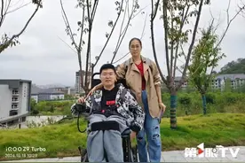 曾被预言活不过18岁，妈妈将他“推”进大学校园图片