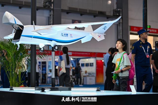 G视觉丨热度高涨！2025数博会：科技魅力吸引众人驻足