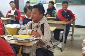 放学前一分钟 男孩早已做好起跑准备图片