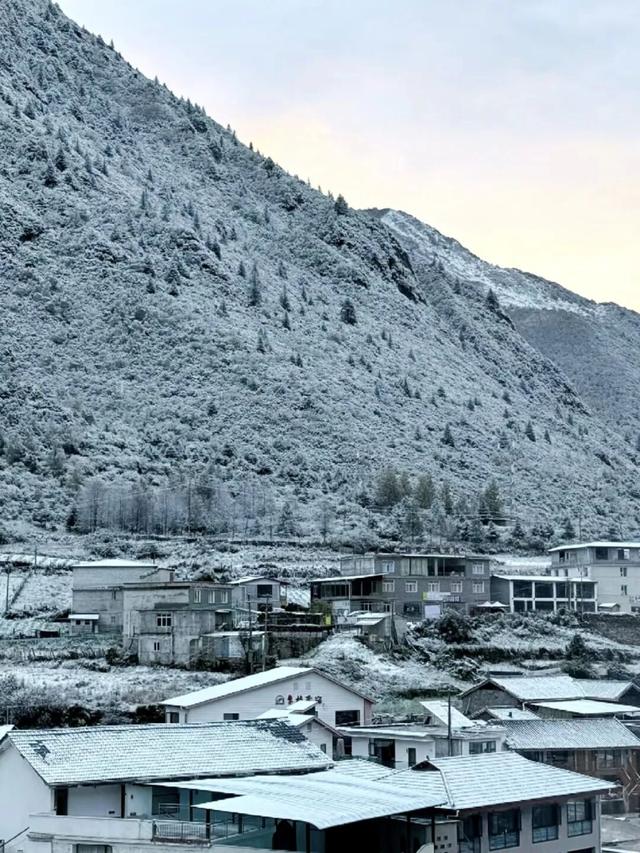 来这个小城看雪泡温泉，美哭了！