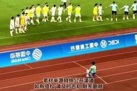 温暖！中国台北女足亚运会赛后谢场，球迷高呼：欢迎回家图片