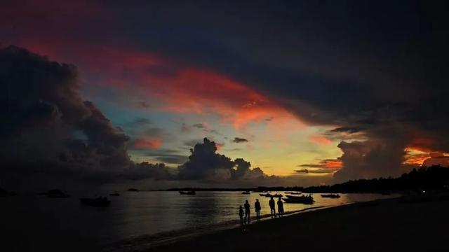 在钦州三娘湾，邂逅一场橘红与深蓝的浪漫