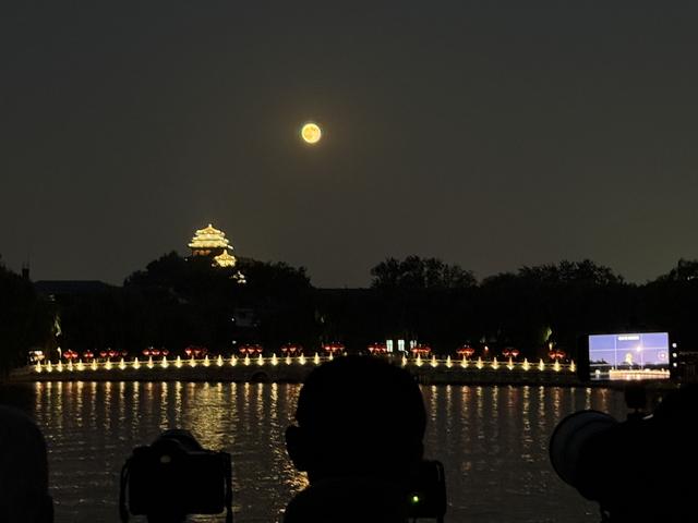 十五的月亮十六圆，一轮圆月装扮绝美京城夜景