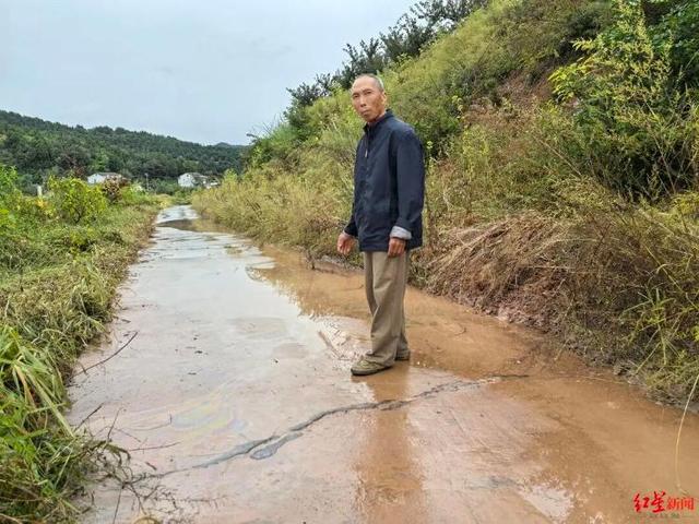 实探网红“唐飞机”坠机现场：距起飞地约50米，地上有油污；目击者：直播十多分钟后坠机，“赶到现场发现他坐在飞机上，飞机燃起大火”