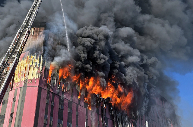 亚洲规模最大的时尚物流中心大火烧了60小时，超1000万件衣服鞋子等物品被烧毁，多家订单被迫取消