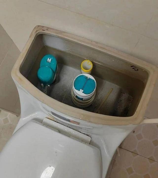 为什么不能“倒水冲厕”?很多人不懂，看似节俭实则隐患很大!