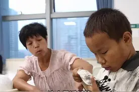 濮阳13岁男孩患尿毒症晚期：喜欢戏曲，会唱给家人和病友听图片