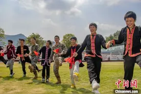 武警桂林支队邀请瑶乡学生走进军营增强国防意识图片