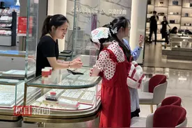 金价回调不少品牌提前做起五一活动，金饰每克最低600元出头图片