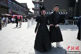 呼和浩特：蒙古族服饰旅拍出圈 年轻人热衷拍最美照片图片
