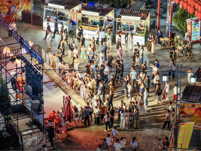 甘肃张掖：璀璨灯光点亮古城夜生活