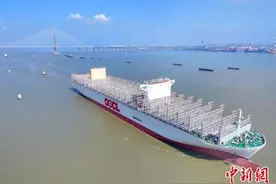 世界最大24000TEU级集装箱船同系列第6艘船型出江试航图片