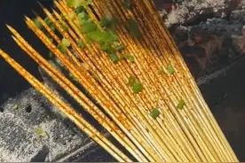 邵阳一烧烤店推出 “麻辣竹签”，10块钱50串只能嗦调料，一天能卖上百份图片