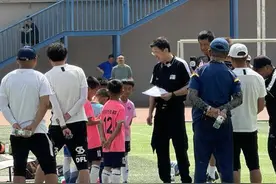 “海选未来”足球计划公益行走进银川  中国足球名宿孙继海现场选拔未来“小球星”图片