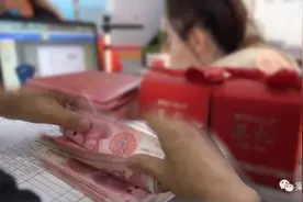 女子怀胎九月后，和上海六旬老伯结婚，还付了6.5万好处费？结果……图片
