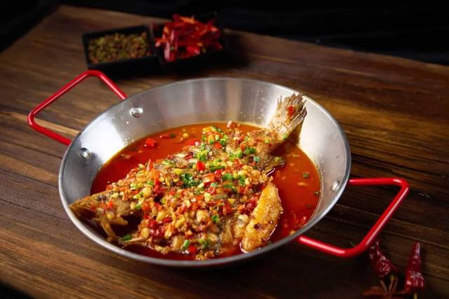 武汉人太会了！烧烤店抬头就是黄鹤楼