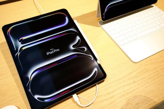 “最不苹果” 的折叠iPhone，猛抄三星作业，卖的比华为三折叠便宜
