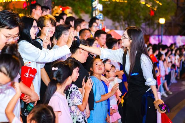 魔都眼·国庆｜各景点人从众，假期过半外滩客流已破220万
