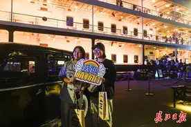 大学新生登上“知音号”，“感受武汉的百年摩登传奇”图片