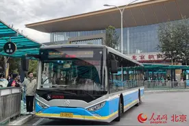 摆渡车直达地铁、通学车假期加班 公交增运力接驳北京朝阳站图片